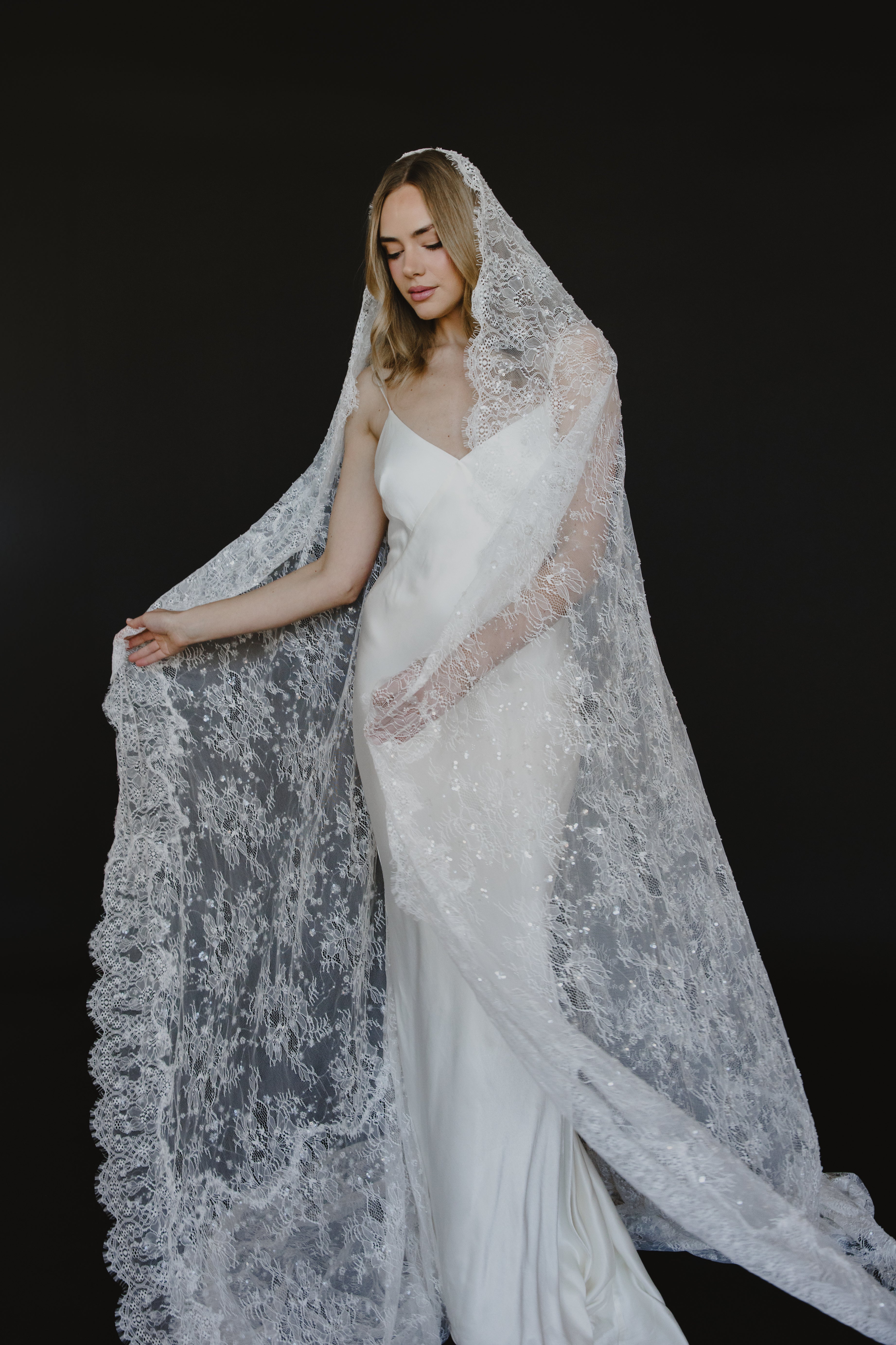 Delphine Veil – Untamed Petals