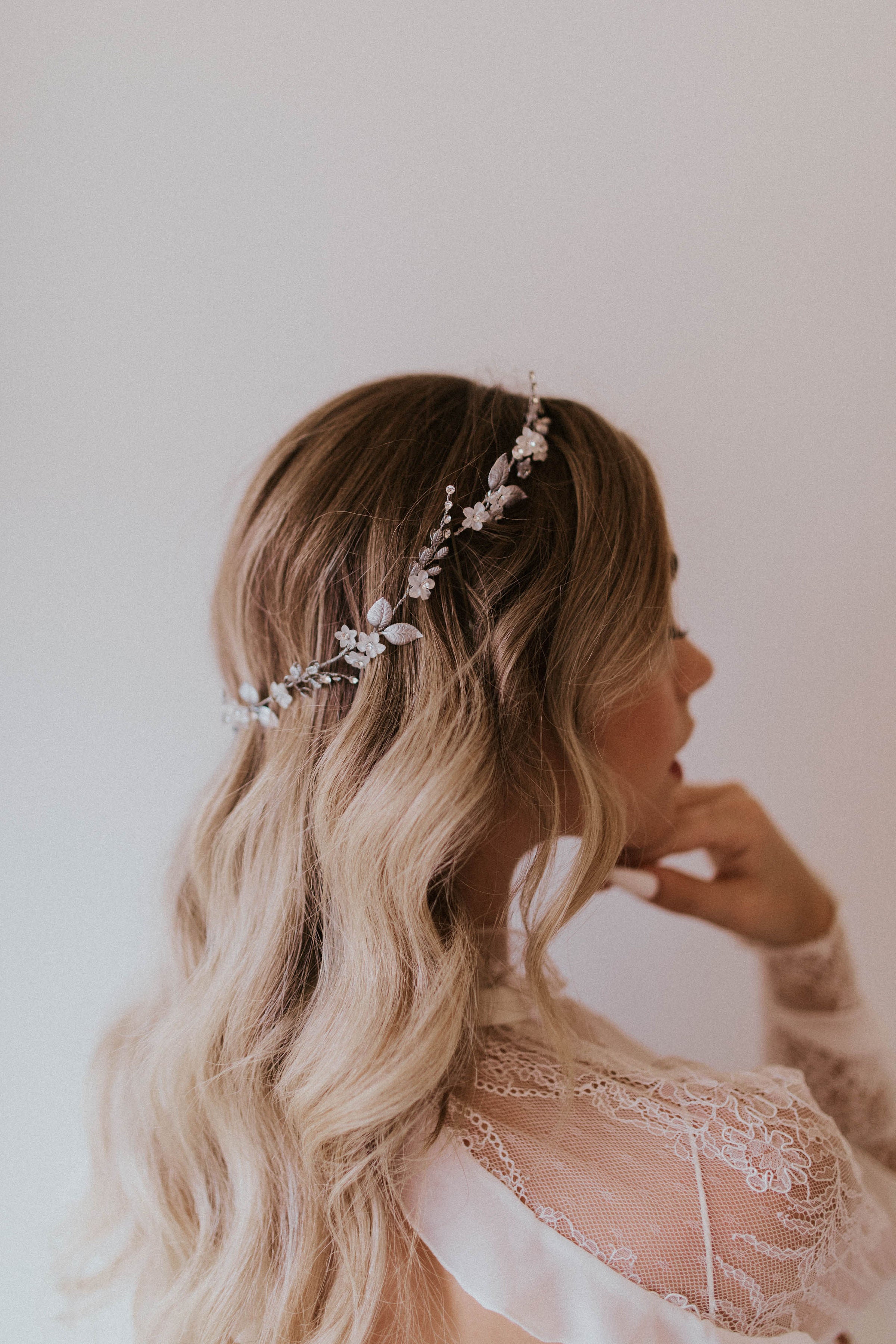 Untamed Petals Winne Headpiece in silver Anna Sparkle Bow – Untamed Petals main image 2