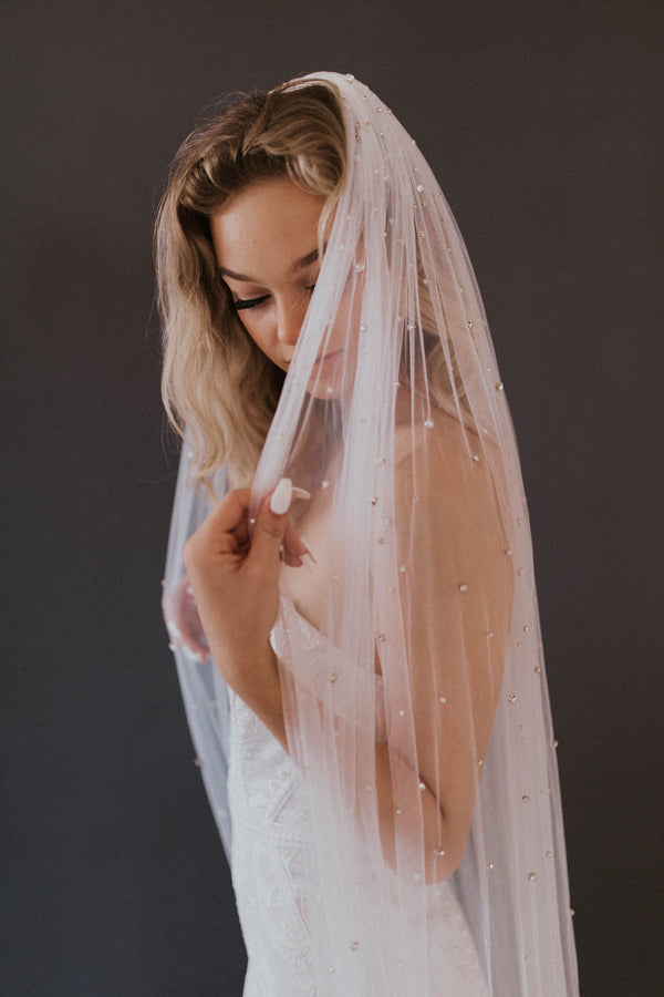 The 4 Most Beautiful Wedding Veils with Pearls for 2022